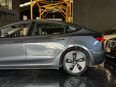 Tesla Model 3 2022 - 29990 EUR, 125900 km - AUTO.MOTO.pt - 125900km - foto 10 de 31