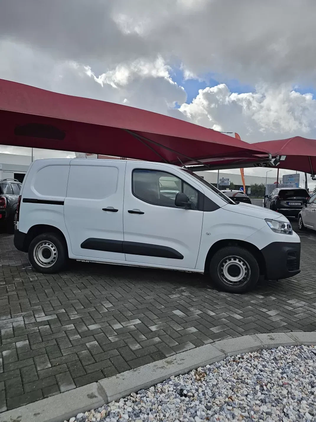 Citroën BERLINGO 1.5 BlueHDi 100 S&S Club M 2021 - 15300 EUR, 100480 km - AUTO.MOTO.pt - 100480km - foto 6 de 14