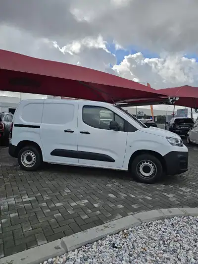 Citroën BERLINGO 1.5 BlueHDi 100 S&S Club M 2021 - 15300 EUR, 100480 km - AUTO.MOTO.pt - 100480km - foto 6 de 14