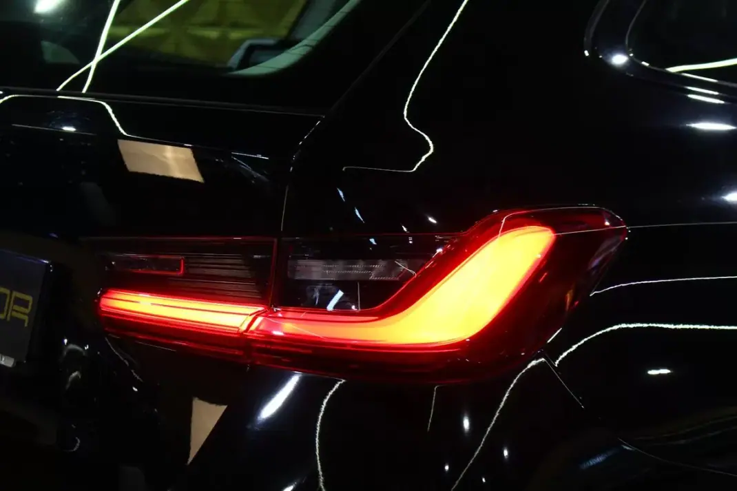 BMW 318 2022 - 27250 EUR, 132000 km - AUTO.MOTO.pt - 132000km - foto 11 de 38