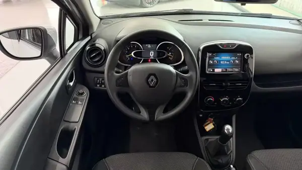 Renault Clio Sport Tourer 2013 - 9990 EUR, 167795 km - AUTO.MOTO.pt - 167795km - foto 13 de 26
