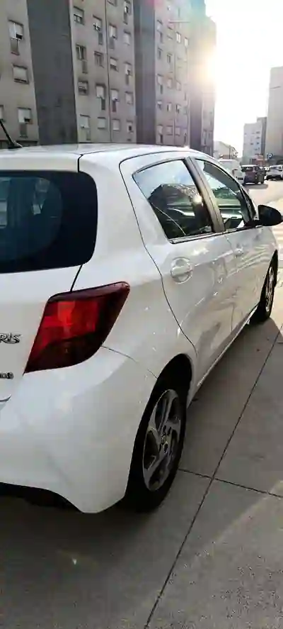Toyota Yaris 2015 - 8500 EUR, 282500 km - AUTO.MOTO.pt - 282500km - foto 3 de 10