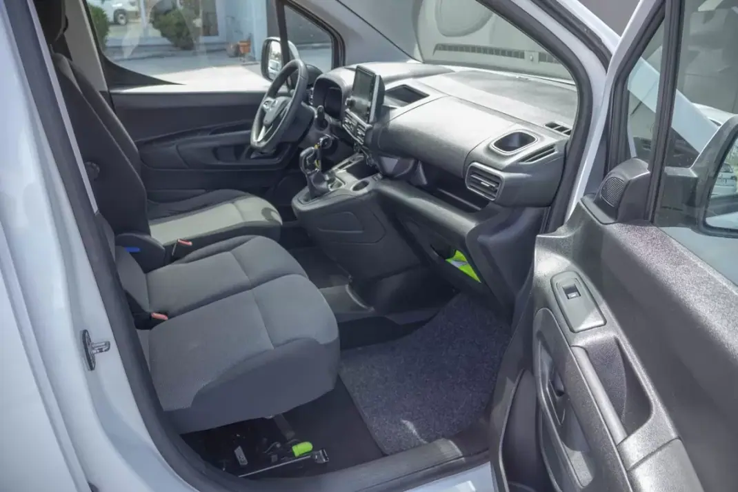 Opel COMBO 2019 - 12500 EUR, 113000 km - AUTO.MOTO.pt - 113000km - foto 18 de 19
