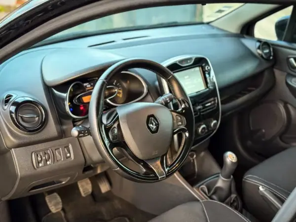 Renault Clio 2015 - 8900 EUR, 139000 km - AUTO.MOTO.pt - 139000km - foto 5 de 12