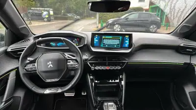 Peugeot e-208 2023 — foto 5 de 11