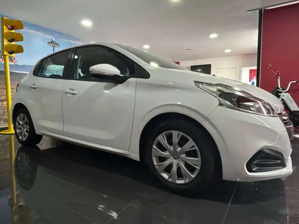 Peugeot 208 2018 - 12990 EUR, 92000 km - AUTO.MOTO.pt - 92000km - foto 6 de 14