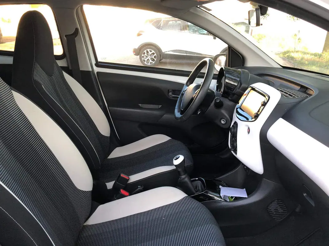 Peugeot 108 2016 - 8000 EUR, 116000 km - AUTO.MOTO.pt - 116000km - foto 4 de 9