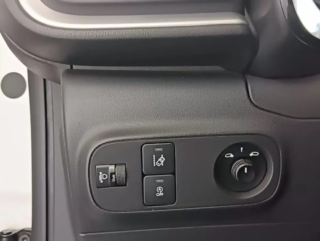Citroën C3 2018 - 13800 EUR, 156000 km - AUTO.MOTO.pt - 156000km - foto 9 de 14