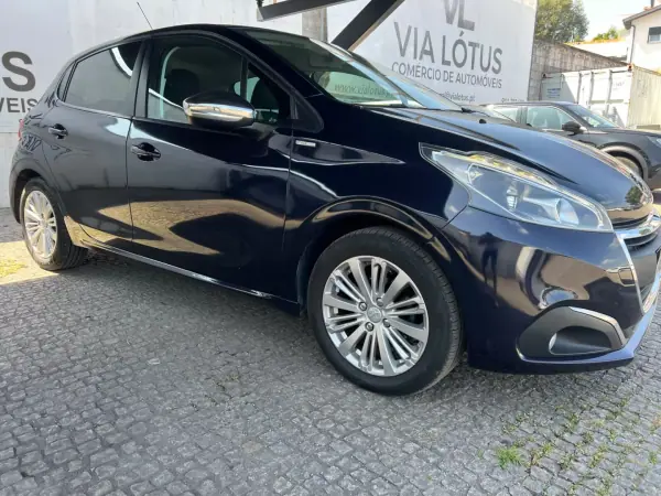 Peugeot 208 2017 - 8500 EUR, 165000 km - AUTO.MOTO.pt - 165000km - foto 3 de 10