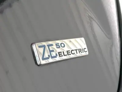 Renault Zoe 2020 - 16500 EUR, 105000 km - AUTO.MOTO.pt - 105000km - foto 15 de 34