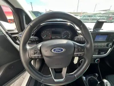 Ford Fiesta 2018 - 13500 EUR, 60152 km - AUTO.MOTO.pt - 60152km - foto 13 de 22