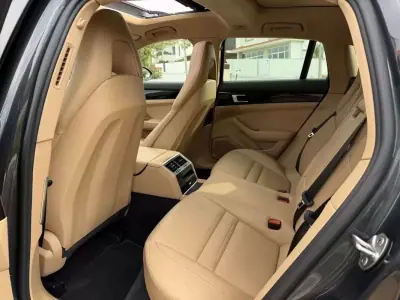 Porsche Panamera Sport Turismo 2018 - 64999 EUR, 128000 km - AUTO.MOTO.pt - 128000km - foto 20 de 27