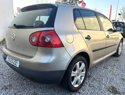 Volkswagen Golf 2004 - 4990 EUR, 228700 km - AUTO.MOTO.pt - 228700km - foto 3 de 11