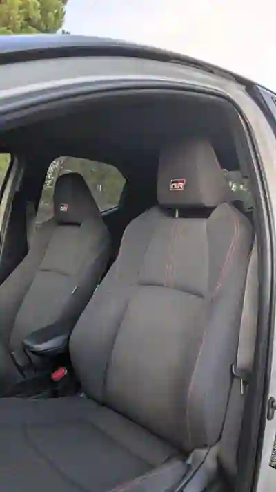 Toyota Yaris 2022 — foto 6 de 15