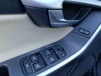 Volvo XC 60 2010 - 7900 EUR, 249335 km - foto 4 de 17