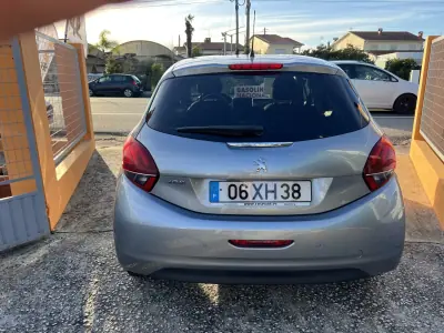 Peugeot 208 2019 - 10450 EUR, 73052 km - AUTO.MOTO.pt - 73052km - foto 10 de 12