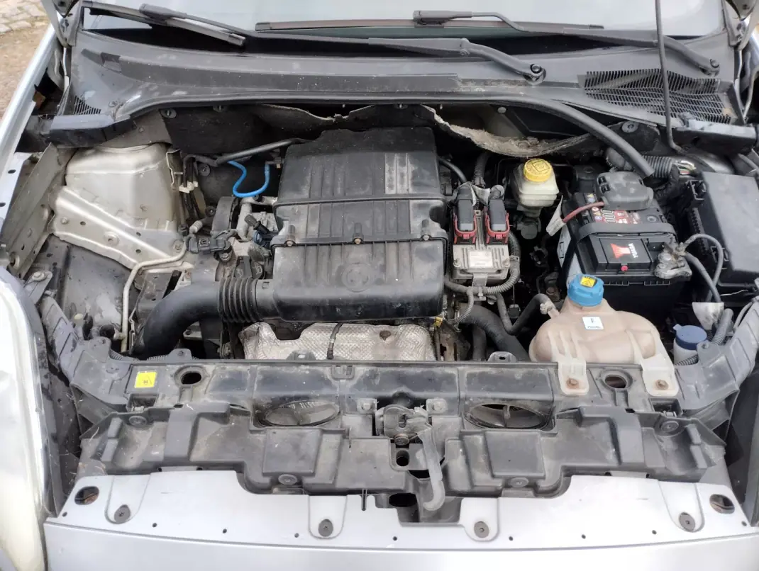 Fiat Grande Punto 2006 - 2750 EUR, 210000 km - AUTO.MOTO.pt - 210000km - foto 18 de 20