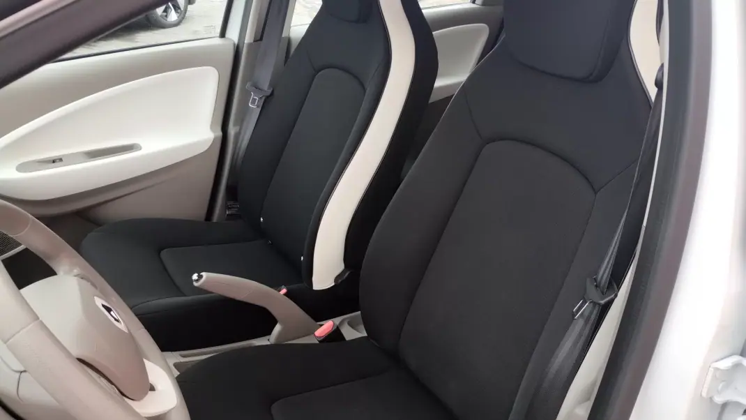 Renault Zoe 2019 - 12500 EUR, 70000 km - AUTO.MOTO.pt - 70000km - foto 12 de 28