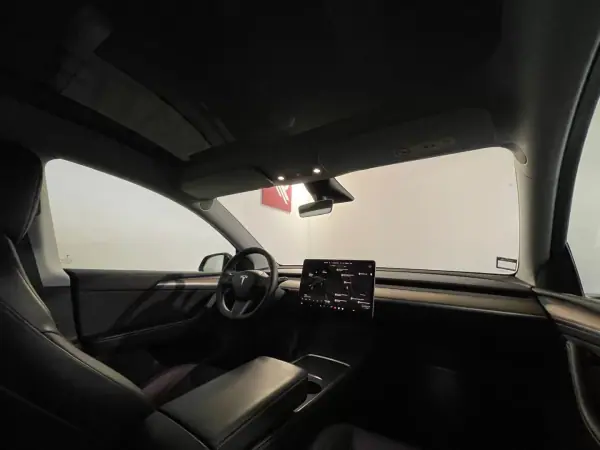 Tesla Model Y 2023 — foto 3 de 44