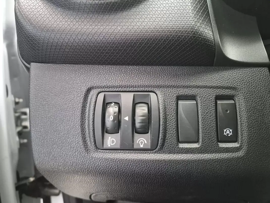 Renault Clio Sport Tourer 2018 - 11250 EUR, 87756 km - AUTO.MOTO.pt - 87756km - foto 28 de 30