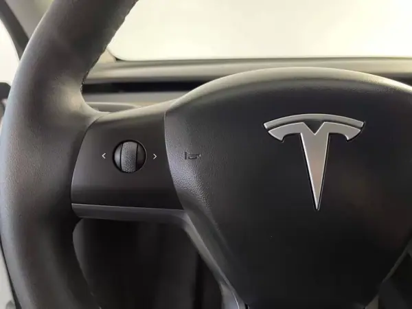 Tesla Model Y 2022 - 38750 EUR, 44000 km - AUTO.MOTO.pt - 44000km - foto 37 de 42