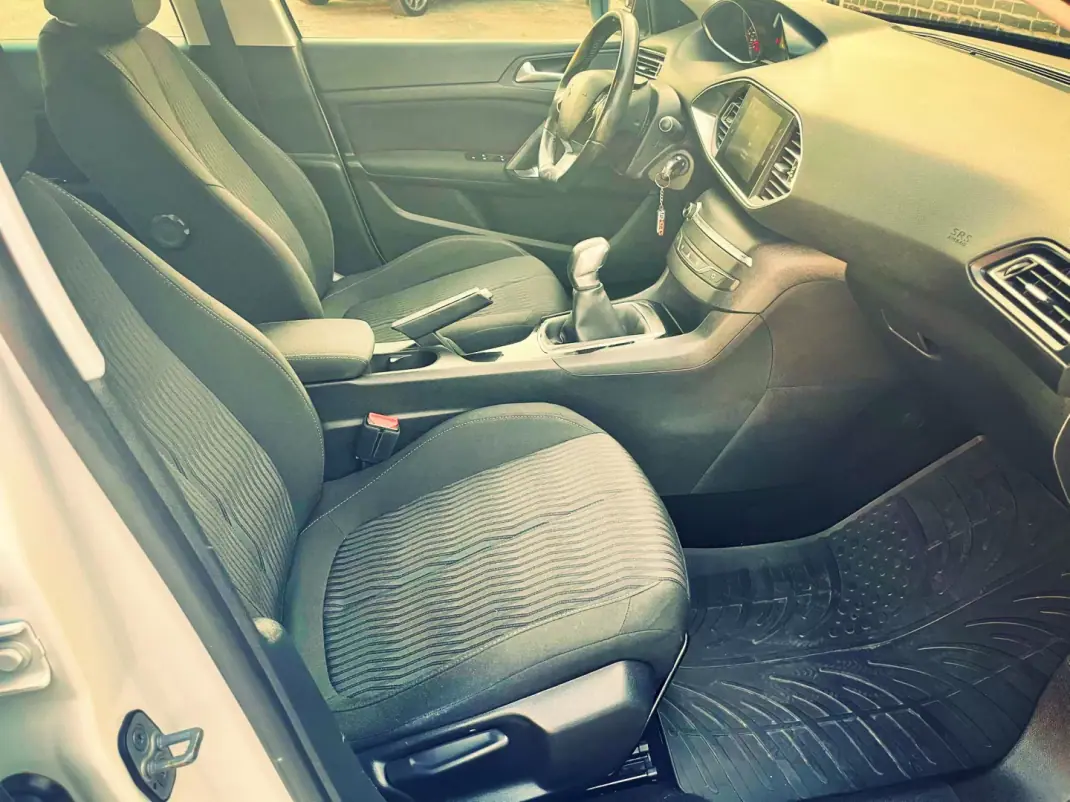 Peugeot 308 2014 - 12500 EUR, 151000 km - AUTO.MOTO.pt - 151000km - foto 11 de 16