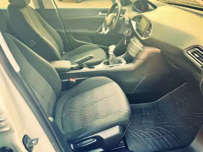 Peugeot 308 2014 - 12500 EUR, 151000 km - AUTO.MOTO.pt - 151000km - foto 11 de 16