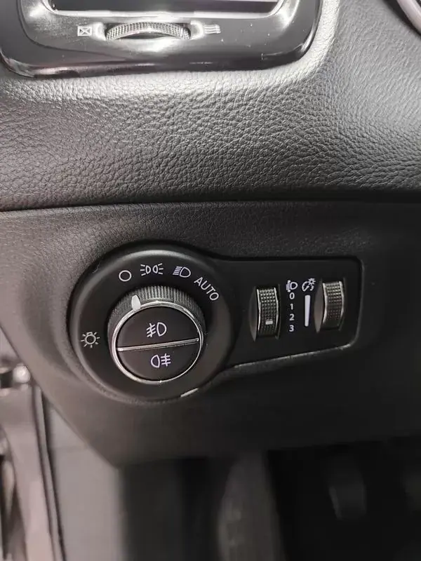 Jeep Compass 2018 - 17250 EUR, 110000 km - AUTO.MOTO.pt - 110000km - foto 25 de 34