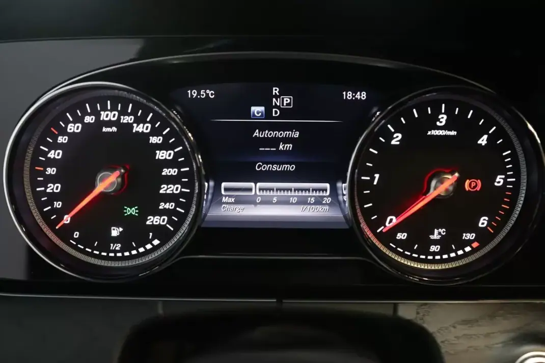 Mercedes-Benz E 220 2018 - 29900 EUR, 230000 km - AUTO.MOTO.pt - 230000km - foto 16 de 32