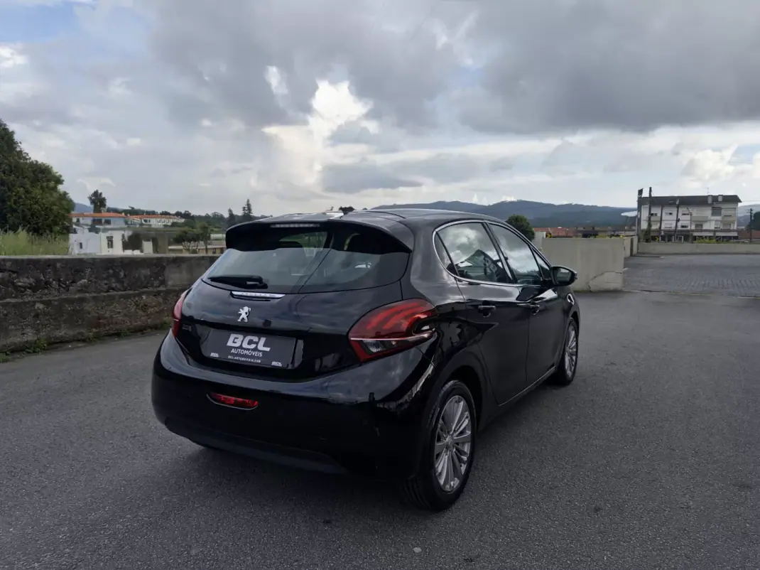 Peugeot 208 2018 - 10990 EUR, 181000 km - AUTO.MOTO.pt - 181000km - foto 8 de 38