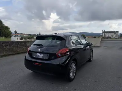 Peugeot 208 2018 - 10990 EUR, 181000 km - AUTO.MOTO.pt - 181000km - foto 8 de 38
