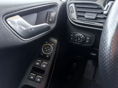 Ford Fiesta 2018 - 12500 EUR, 99424 km - AUTO.MOTO.pt - 99424km - foto 17 de 25