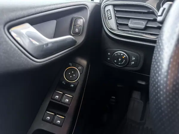 Ford Fiesta 2018 - 12500 EUR, 99424 km - AUTO.MOTO.pt - 99424km - foto 17 de 25