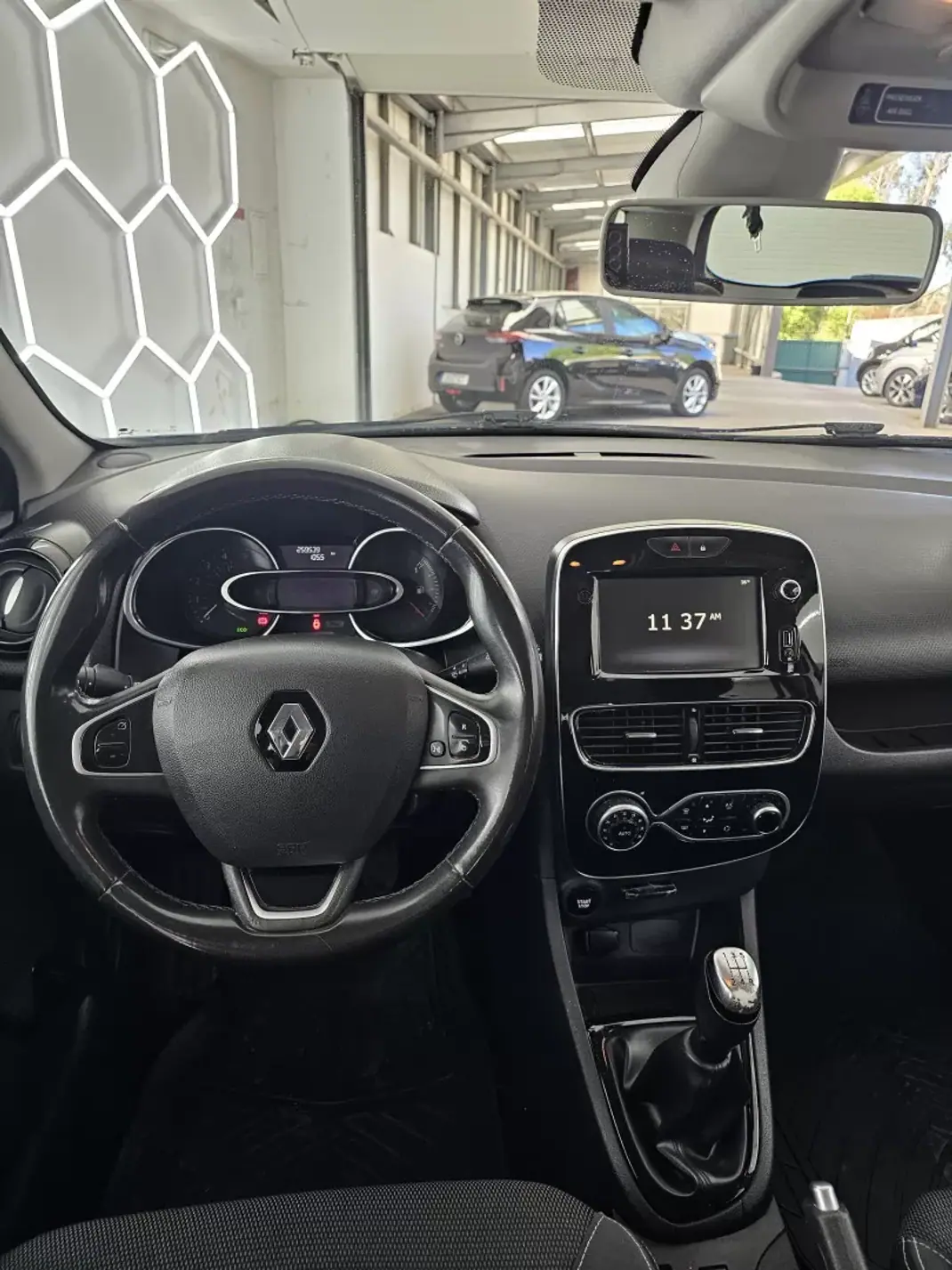 Renault Clio Sport Tourer 2019 - 8650 EUR, 259539 km - AUTO.MOTO.pt - 259539km - foto 19 de 24