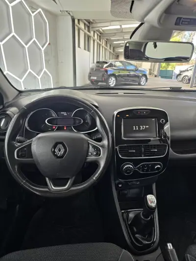 Renault Clio Sport Tourer 2019 - 8650 EUR, 259539 km - AUTO.MOTO.pt - 259539km - foto 19 de 24