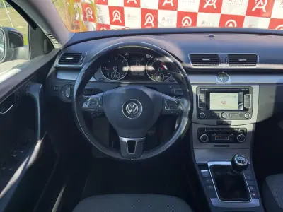 Volkswagen Passat Variant 2011 - 7990 EUR, 236645 km - AUTO.MOTO.pt - 236645km - foto 11 de 24