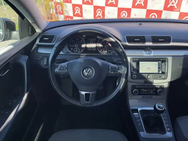 Volkswagen Passat Variant 2011 - 7990 EUR, 236645 km - AUTO.MOTO.pt - 236645km - foto 11 de 24