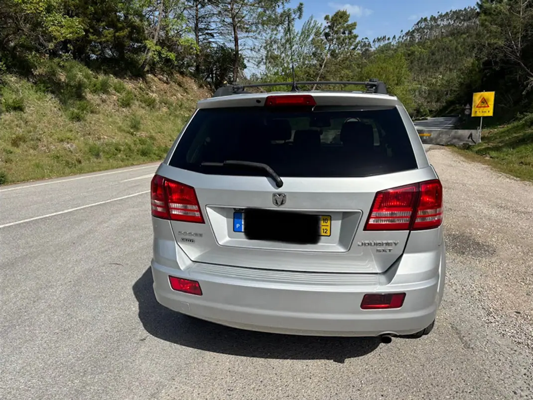 Dodge Journey 2010 - 7500 EUR, 212500 km - AUTO.MOTO.pt - 212500km - foto 6 de 10
