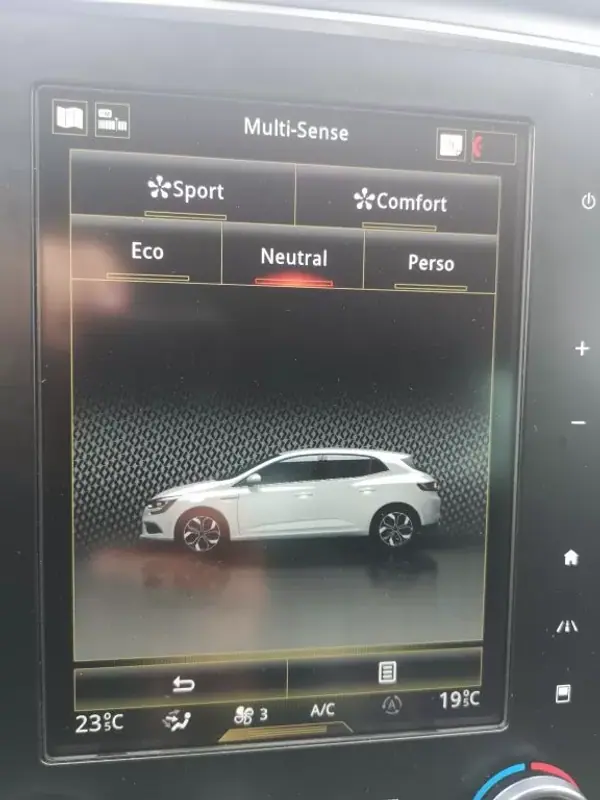 Renault Mégane 2019 - 17900 EUR, 96000 km - AUTO.MOTO.pt - 96000km - foto 25 de 27