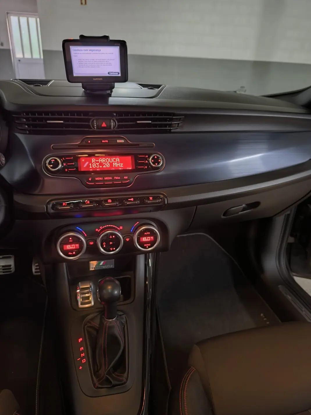 Alfa Romeo Giulietta 2013 - 11500 EUR, 140000 km - AUTO.MOTO.pt - 140000km - foto 10 de 14
