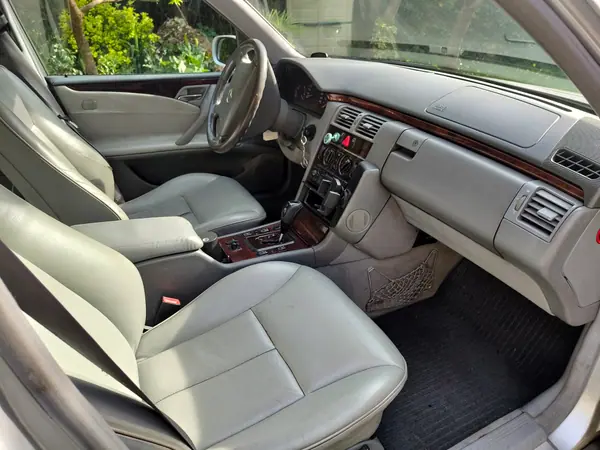 Mercedes-Benz E 220 2002 - 6500 EUR, 455000 km - AUTO.MOTO.pt - 455000km - foto 7 de 9
