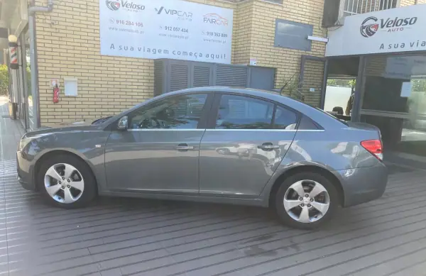 Chevrolet Cruze 2011 - 7300 EUR, 183000 km - AUTO.MOTO.pt - 183000km - foto 4 de 19