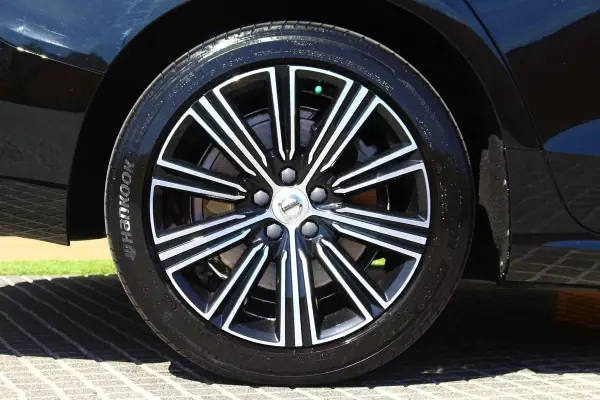 Volvo V60 2020 - 23750 EUR, 138000 km - AUTO.MOTO.pt - 138000km - foto 7 de 16