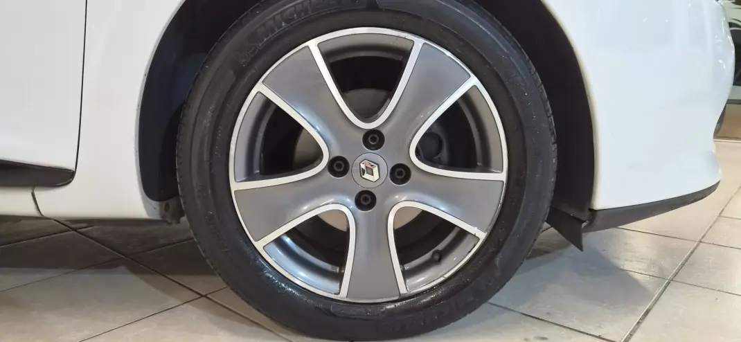Renault Clio Sport Tourer 2015 - 7990 EUR, 193961 km - AUTO.MOTO.pt - 193961km - foto 7 de 20