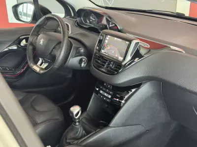 Peugeot 208 2017 - 12990 EUR, 101119 km - AUTO.MOTO.pt - 101119km - foto 16 de 22