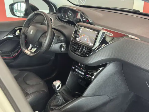 Peugeot 208 2017 - 12990 EUR, 101119 km - AUTO.MOTO.pt - 101119km - foto 16 de 22