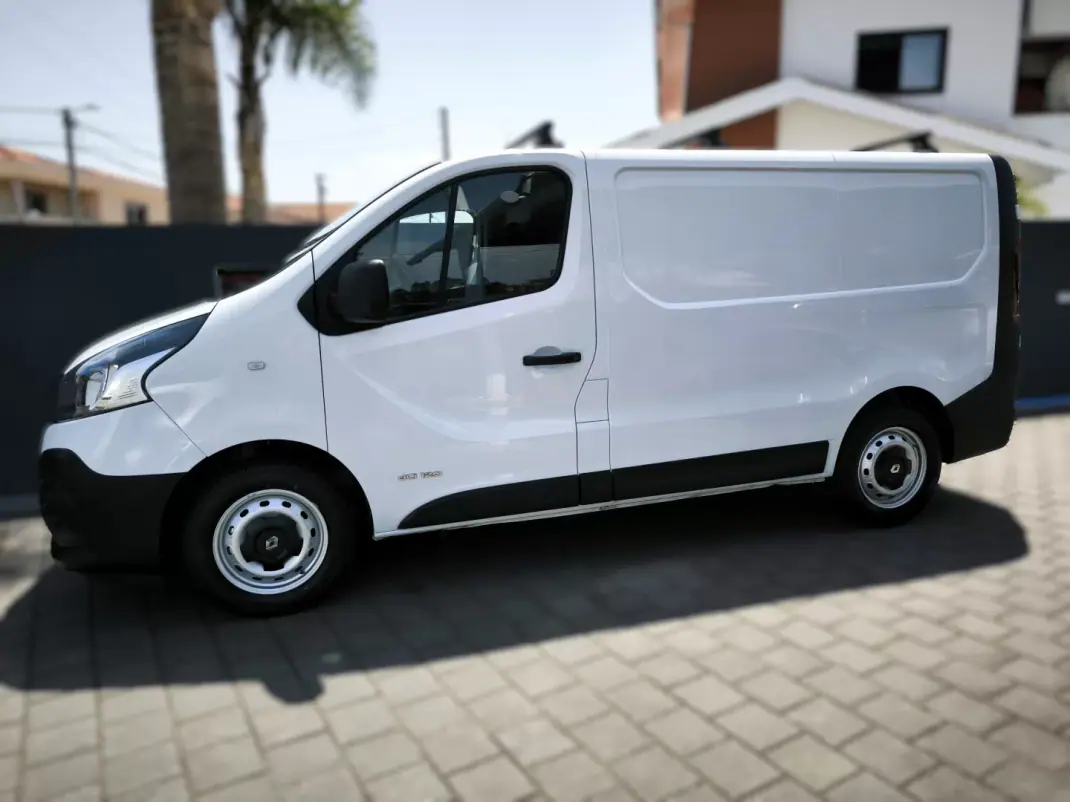 Renault 2015 - 9950 EUR, 225495 km - AUTO.MOTO.pt - 225495km - foto 10 de 32