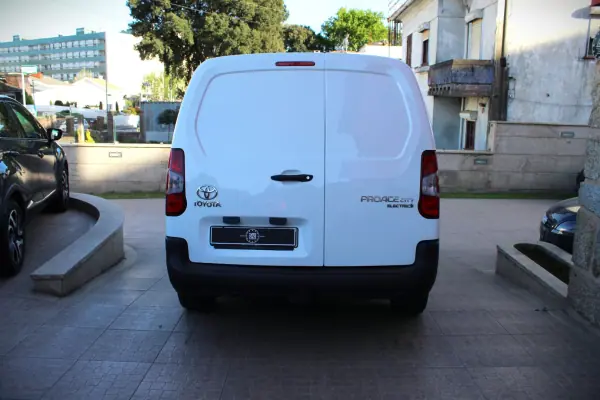 Toyota Proace Verso Electric 2022 - 22750 EUR, 52000 km - AUTO.MOTO.pt - 52000km - foto 22 de 28