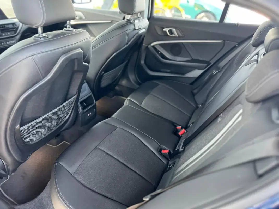 BMW 118 2020 - 22800 EUR, 116000 km - AUTO.MOTO.pt - 116000km - foto 8 de 15