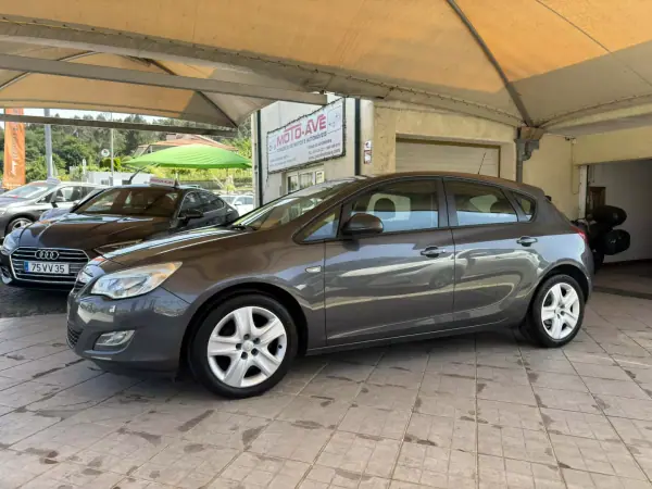 Opel Astra 2011 - 6450 EUR, 250730 km - AUTO.MOTO.pt - 250730km - foto 4 de 26